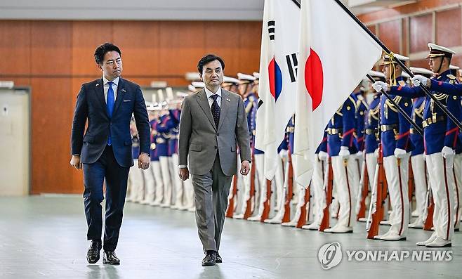 의장대 사열하는 안규백 국방부 장관과 고이즈미 방위상 (서울=연합뉴스) 안규백 국방부장관이 30일 일본 해상자위대 요코스카총감부에서 고이즈미 신지로 일본 방위상과 함께 의장대 사열하고 있다. 2026.1.30 [국방부 제공. 재판매 및 DB 금지] photo@yna.co.kr