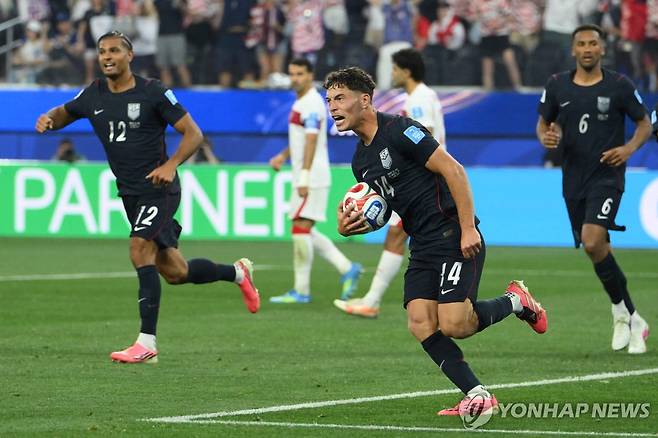 공을 든 채로 세리머니 하는 미국 버홀터. [AFP=연합뉴스]