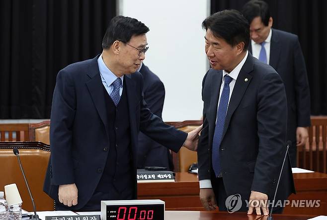 대화하는 이종석-이기현 (서울=연합뉴스) 이종석 국가정보원장이 6일 서울 여의도 국회에서 열린 정보위원회 전체회의에 출석해 더불어민주당 이기헌 의원과 대화하고 있다. 2026.4.6 [국회사진기자단] photo@yna.co.kr
