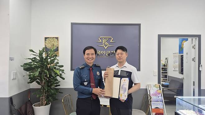 표창장 받은 금 거래소 주인(오른쪽) [인천 삼산경찰서 제공. 재판매 및 DB 금지]