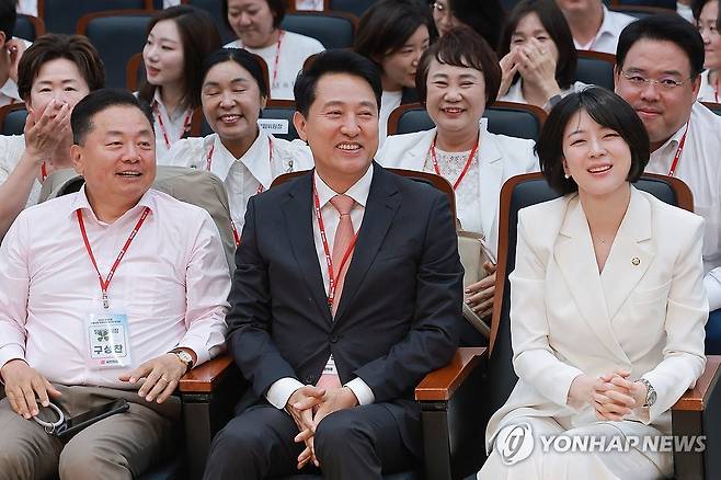 국민의힘 서울시당 지방선거 당선자 워크숍 참석한 오세훈 서울시장 (서울=연합뉴스) 신현우 기자 = 오세훈 서울시장이 26일 서울 강남구 세텍에서 열린 국민의힘 서울시당 지방선거 당선자 워크숍에 참석해 있다. 오 시장 오른쪽은 국민의힘 서울시당 위원장인 배현진 의원. 2026.6.26 nowwego@yna.co.kr