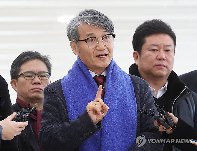 답변하는 최재영 목사 (서울=연합뉴스) 박동주 기자 = 김건희 여사에게 디올백을 선물한 최재영 목사가 9일 서울 광화문 KT 빌딩에 마련된 민중기 특별검사 사무실에 참고인 신분으로 출석하며 취재진의 질문에 답하고 있다. 2025.12.9 pdj6635@yna.co.kr