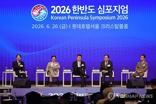 2026 한반도 심포지엄 2세션 (서울=연합뉴스) 서대연 기자 = 26일 서울 중구 롯데호텔에서 열린 2026 한반도 심포지엄에서 '경제·에너지·안보 위기 고조 - 한반도의 생존전략'을 주제로 2세션이 열리고 있다.
2세션에서는 이혜정 중앙대 정치국제학과 교수, 최종건 전 외교부 1차관, 정인교 전 산업통상자원부 통상교섭본부장, 노규덕 전 외교부 한반도평화교섭본부장 등 학계 전문가와 전직 고위 관료들이 토론했다. 2026.6.26 dwise@yna.co.kr