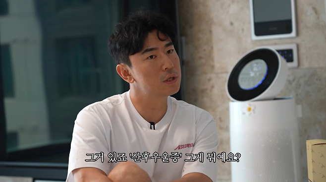 Actor Lee Si-eon shared updates on his life as a first-time father on his YouTube channel Si-eons Cool, revealing that he has decided on the name Solmin for his son. Parenting veterans Kim Dong-hyun and Nucksal appeared on the show to offer practical parenting advice and cheer on his new daily life as a father.