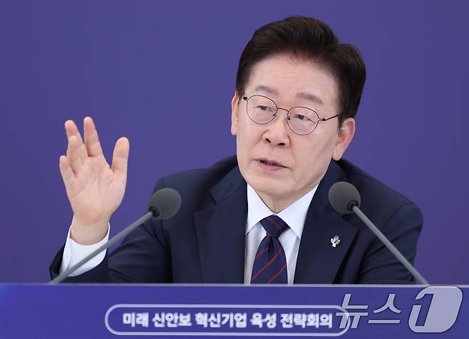 이재명 대통령이 26일 청와대에서 열린 미래 新안보 혁신기업 육성 전략회의에서 발언을 하고 있다. 2026.6.26 ⓒ 뉴스1 이재명 기자