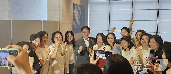 김민석 국무총리가 27일 양평군 블룸비스타 호텔에서 열린 6·3 지방선거 더불어민주당 여성당선인 워크숍에 참석해 당선인들과 사진을 찍고 있다.2026.06.27/뉴스1 양희문 기자