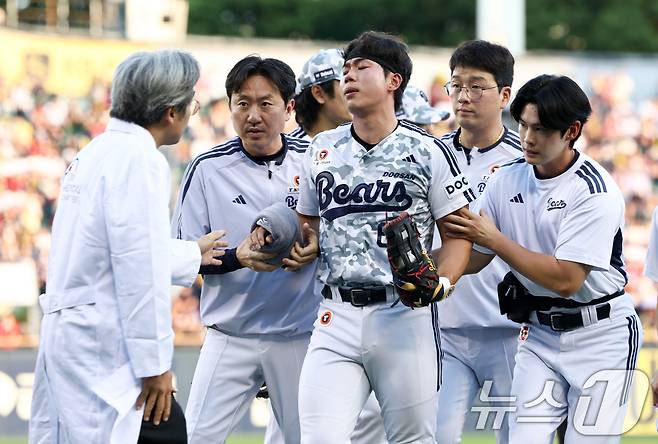 26일 오후 서울 송파구 잠실야구장에서 열린 프로야구 '2026 신한은행 SOL KBO리그' KIA 타이거즈와 두산 베어스의 경기, 두산 1루수 오명진이 2회초 2사 주자 없는 상황에서 KIA 한준수의 땅볼 때 1루에서 충돌한 후 고통을 호소하고 있다. 2026.6.26 ⓒ 뉴스1 최지환 기자