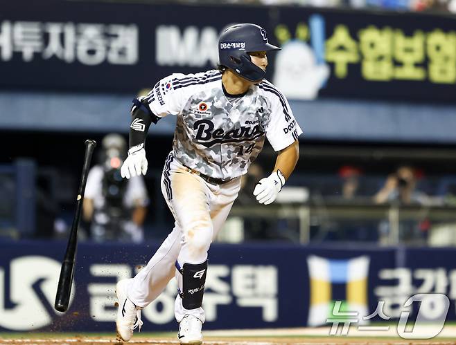 26일 오후 서울 송파구 잠실야구장에서 열린 프로야구 '2026 신한은행 SOL KBO리그' KIA 타이거즈와 두산 베어스의 경기, 두산 류승민이 7회초 2사 주자없는 상황에서 안타를 치고 있다. 2026.6.26 ⓒ 뉴스1 최지환 기자