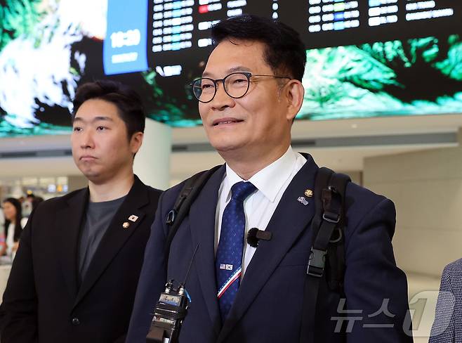 송영길 더불어민주당 의원이 27일 오후 국회의장 특사 자격으로 미국 방문을 마치고 인천국제공항 제2터미널을 통해 귀국 후 취재진 질문에 답변하고 있다. 2026.6.27 ⓒ 뉴스1 김진환 기자