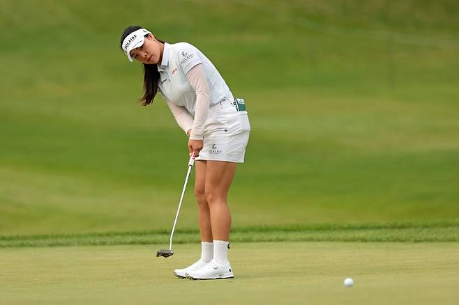 윤이나가 27일 열린 LPGA 투어 KPMG 위민스 PGA 챔피언십 2라운드에서 퍼트를 하고 있다. 사진 | AFP=연합뉴스