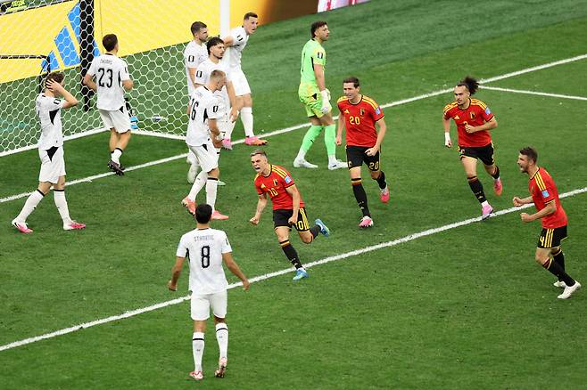 Belgium's Leandro Trossard (10) celebrates after scoring his side's opening goal during the World Cup Group G soccer match between New Zealand and Belgium in Vancouver, British Columbia, Friday, June 26, 2026. (AP Photo/Emma Peterson)







<저작권자(c) 연합뉴스, 무단 전재-재배포, AI 학습 및 활용 금지>
