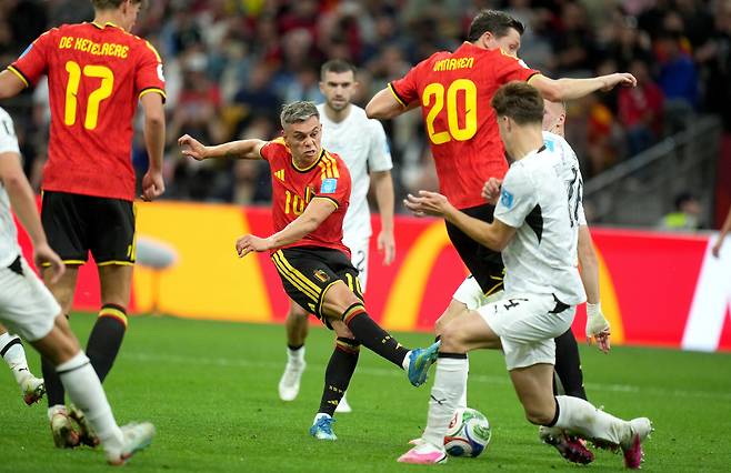 epa13068214 Leandro Trossard (C) of Belgium scores his second goal during the FIFA World Cup 2026 group stage match New Zealand against Belgium, in Vancouver, Canada, 26 June 2026.  EPA/BOB FRID







<저작권자(c) 연합뉴스, 무단 전재-재배포, AI 학습 및 활용 금지>