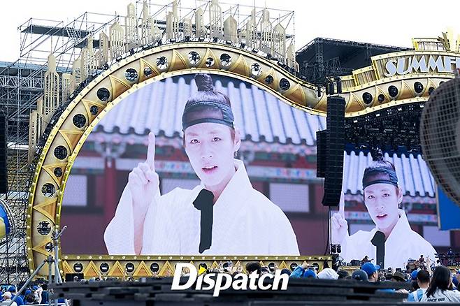 PSYs brand concert, PSY Summer Swag 2026, kicked off its nationwide tour on the 27th at the Uijeongbu Sports Complex in Gyeonggi Province. The performance featured a star-studded lineup of guests, including PSY, Hwasa, and Sung Si-kyung, delivering an intense stage performance to the audience.PSY Summer Swag has established itself as a representative summer concert, featuring water cannons and a solid guest lineup. This year, the show garnered an enthusiastic response from the audience with an even larger scale and high-quality stage production.The opening video of the concert added a unique element of fun with appearances by Park Jihoon and Director Jang Hang-jun of the film The Man Who Lives with King. Starting in Uijeongbu, the tour is scheduled to proceed sequentially across the country, including Daegu, Incheon, Gwacheon, Wonju, Suwon, Gwangju, Busan, and Daejeon.