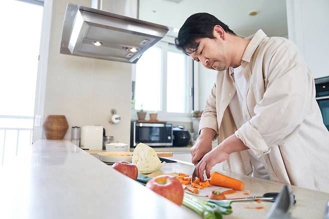 서른살이 넘도록 독립하지 않은 자녀들이 있다. 집안 일을 도와주고 부모에게 용돈을 받는다. 독립하면 나갈 월세와 생활비 200만원을 아끼는 것 같지만, 동거생활이 길어질수록 부모의 노후자금을 야금야금 나눠먹는 꼴이 되기 쉽다. /게티이미지뱅크