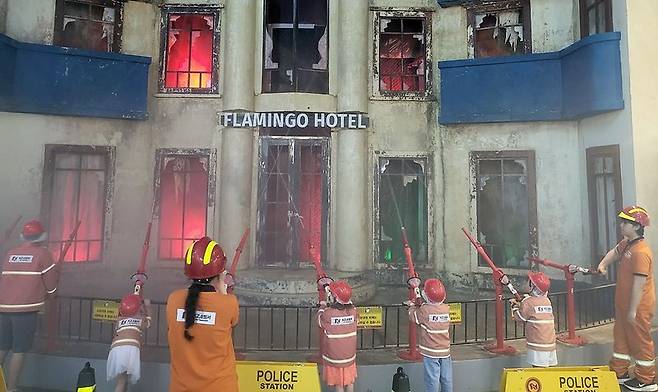 지난 26일 오후 어린이 직업체험 테마파크 서울 키자니아에서 어린이들이 화재를 제압하는 체험을 하고 있다. 사진=김경수 기자