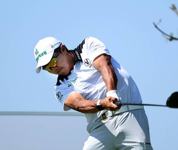 2026년 한국프로골프(KPGA) 투어 'KPGA 군산CC 오픈'에 출전한 김홍택 프로가 2라운드에서 경기하는 모습이다. 사진제공=KPGA (사진을 무단으로 사용하지 마십시오.)