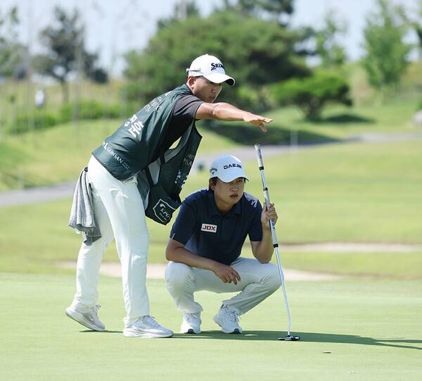 2026년 한국프로골프(KPGA) 투어 'KPGA 군산CC 오픈'에 출전한 왕정훈 프로가 2라운드에서 경기하는 모습이다. 사진제공=KPGA (사진을 무단으로 사용하지 마십시오.)