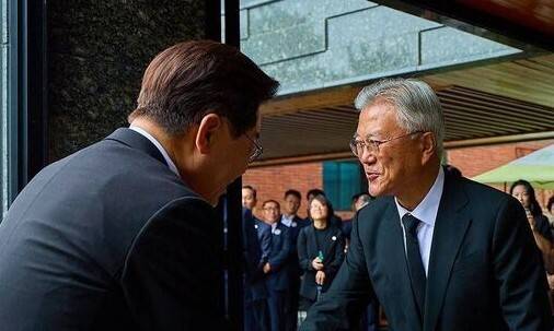이재명 대통령이 지난달 23일 경남 김해 봉하마을 고 노무현 전 대통령 사저에서 문재인 전 대통령과 인사하고 있다. 청와대 제공