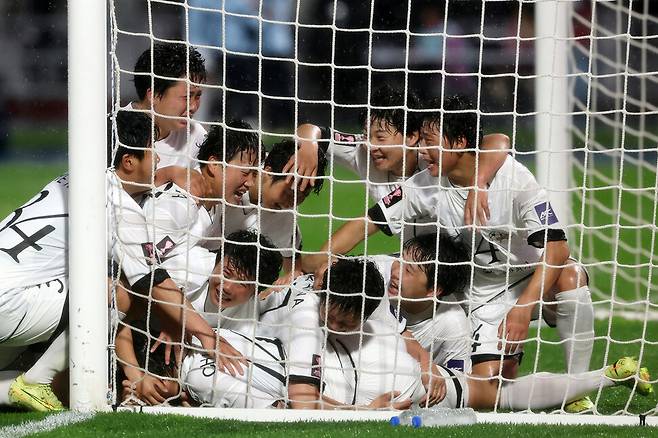 지난달 20일 경기 수원시 장안구 수원종합운동장에서 열린 2025~2026 아시아축구연맹 여자 챔피언스리그 준결승 수원에프시위민과 북한 내고향여자축구단의 경기. 내고향 최금옥이 골을 넣자 선수들이 기뻐하고 있다. 캐논 아르(R)1으로 촬영했다. 김영원 기자