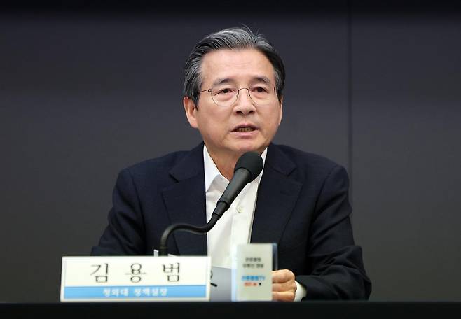 김용범 청와대 정책실장이 24일 서울 중구 한국프레스센터에서 열린 관훈토론회에서 모두발언을 하고 있다. 뉴시스