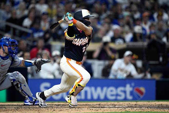 <yonhap photo-7189=""> SAN DIEGO, CALIFORNIA - JUNE 26: Sung-Mun Song #24 of the San Diego Padres hits a two-RBI single during the eighth inning against the Los Angeles Dodgers at Petco Park on June 26, 2026 in San Diego, California. Orlando Ramirez/Getty Images/AFP (Photo by Orlando Ramirez / GETTY IMAGES NORTH AMERICA / Getty Images via AFP)/2026-06-27 13:28:23/ <저작권자 ⓒ 1980~2026 ㈜연합뉴스. 무단 전재 재배포 금지, AI 학습 및 활용 금지></yonhap>