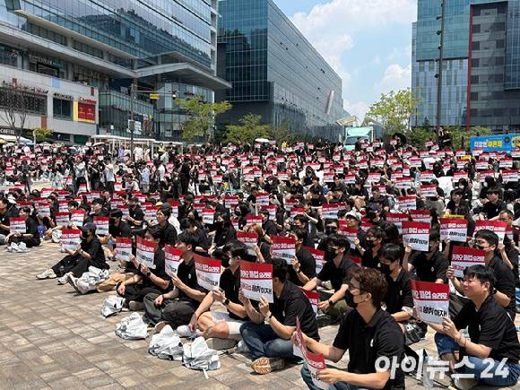 10일 경기 성남시 판교 유스페이스 야외 광장에서 카카오와 일부 계열사 임직원들이 집회에 참여하고 있다. [사진=정유림 기자]