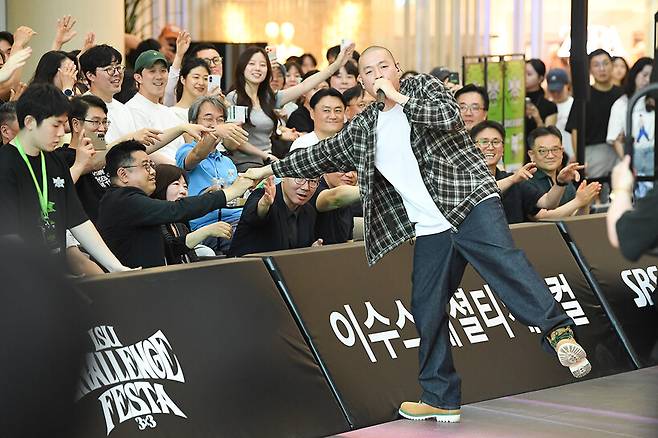 ▲래퍼 '이센스'의 축하고연