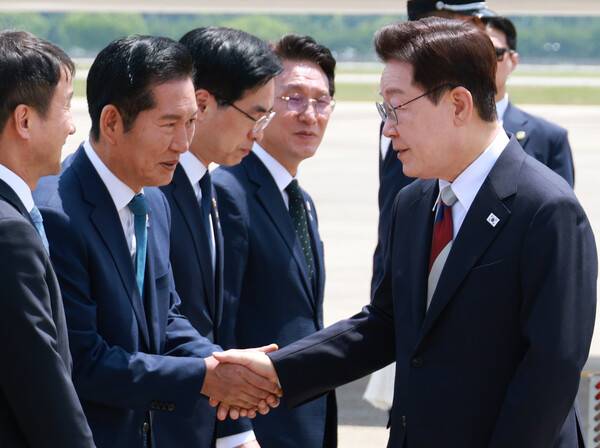 ▲ G7 정상회의와 유럽 순방을 마치고 귀국한 이재명 대통령이 18일 성남 서울공항에서 환영나온 더불어민주당 정청래 대표와 인사하고 있다. ⓒ연합뉴스