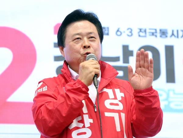 ▲ 5월21일 강기윤 국민의힘 창원시장 후보가 경남 창원시 성산구 창원시청 인근 최윤덕장상 앞에서 열린 '국민의힘 박완수 경남지사 후보·강기윤 창원시장 후보 합동 출정식'에서 지지를 호소하고 있다. ⓒ연합뉴스