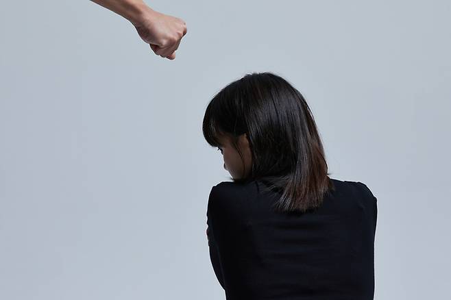 전문가들은 교제 폭력이 반복되는 배경으로 이를 개인 간의 문제로 치부하는 사회적 인식과 미흡한 제도적 대응을 꼽았다. 특히 교제 폭력은 스토킹이나 살인 등 강력 범죄로 이어질 가능성이 높은 만큼 피해자가 위험 신호를 보일 때 국가와 수사기관의 적극적인 초기 개입이 필요하다고 강조했다. 사진은 기사 내용과 무관한 참고 이미지. /사진=게티이미지뱅크