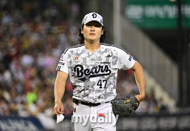 2026년 6월 26일 오후 서울 잠실구장에서 열린 '2026 신한 SOL KBO리그' KIA 타이거즈와 두산 베어스 경기. 두산 선발투수 곽빈이 6회말까지 무실점 투구를 한 뒤 더그아웃으로 들어가고 있다./유진형 기자