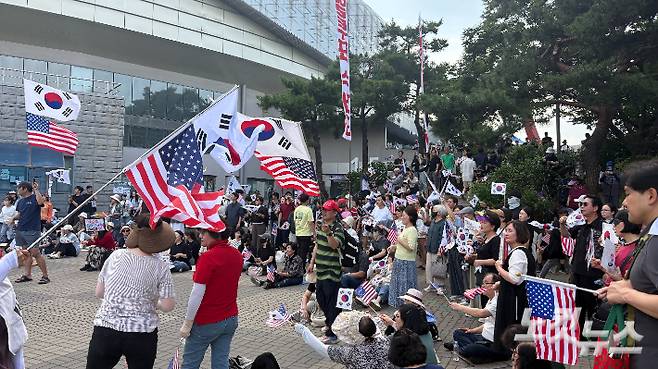 27일 오후 서울 송파구 올림픽공원에서 6.3 지방선거 투표용지 부족 사태를 규탄하는 집회에 참석한 시민들. 김하영 수습기자