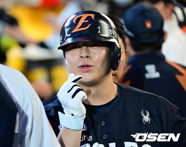[OSEN=인천, 최규한 기자] 26일 인천 SSG랜더스필드에서 ‘2026 신한 SOL Bank KBO리그’ SSG 랜더스와 한화 이글스의 경기가 열렸다.홈팀 SSG는 토마스 해치, 방문팀 한화는 왕옌청을 선발로 내세웠다.6회초 2사 2루 상황 한화 노시환이 달아나는 중월 투런포를 날리고 홈을 밟은 뒤 더그아웃에서 세리머니를 펼치고 있다. 2026.06.26 / dreamer@osen.co.kr