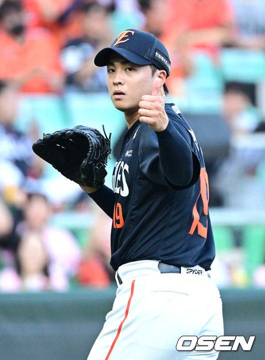 [OSEN=인천, 최규한 기자] 26일 인천 SSG랜더스필드에서 ‘2026 신한 SOL Bank KBO리그’ SSG 랜더스와 한화 이글스의 경기가 열렸다.홈팀 SSG는 토마스 해치, 방문팀 한화는 왕옌청을 선발로 내세웠다.1회말 1사 1루 상황 SSG 최정을 병살타로 이끌며 무실점으로 이닝을 마친 한화 선발 왕옌청이 더그아웃으로 향하며 포수 허인서에게 인사를 전하고 있다. 2026.06.26 / dreamer@osen.co.kr