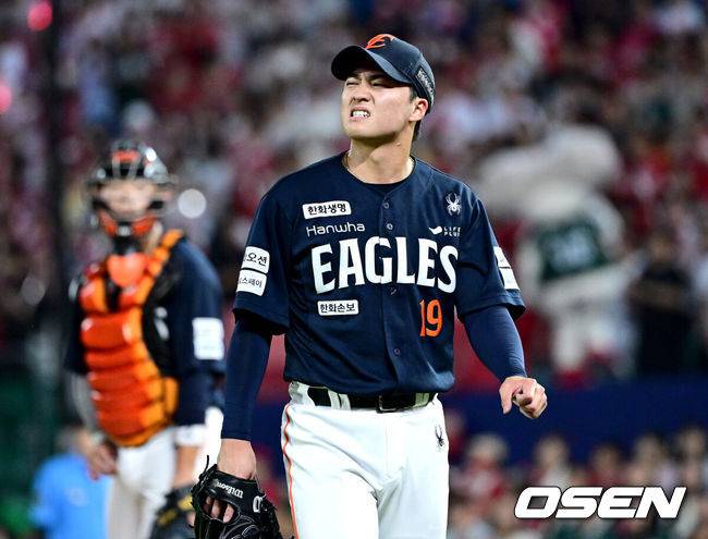 [OSEN=인천, 최규한 기자] 26일 인천 SSG랜더스필드에서 ‘2026 신한 SOL Bank KBO리그’ SSG 랜더스와 한화 이글스의 경기가 열렸다.홈팀 SSG는 토마스 해치, 방문팀 한화는 왕옌청을 선발로 내세웠다.6회말 2사 2루 상황 한화 선발 왕옌청이 마운드를 내려가고 있다. 2026.06.26 / dreamer@osen.co.kr