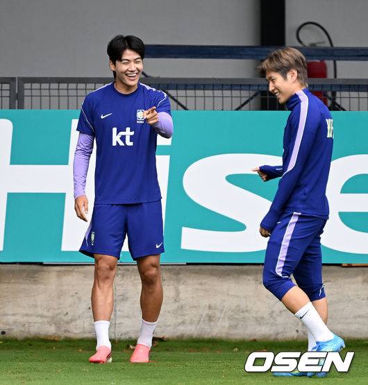 [OSEN=사포판(멕시코), 이대선 기자] 홍명보 감독이 이끄는 대한민국 축구국가대표팀이 15일(한국시각) 멕시코 과달라하라 인근 사포판의 치바스 베르데 바예에서 훈련을 진행했다.대표팀은 전날 A조 1차전에서 체코를 상대로 2-1 역전승을 거뒀다. 남아프리카공화국을 2-0으로 제압한 개최국 멕시코에 이은 조&nbsp;2위다.대한민국 설영우, 이강인이 훈련을 하고 있다. 2026.06.15 /sunday@osen.co.kr