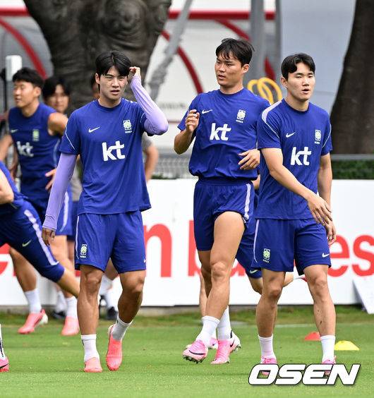 [OSEN=사포판(멕시코), 이대선 기자] 홍명보 감독이 이끄는 대한민국 축구국가대표팀이 16일(한국시각) 멕시코 과달라하라 인근 사포판의 치바스 베르데 바예에서 훈련을 진행했다.대표팀은 전날 A조 1차전에서 체코를 상대로 2-1 역전승을 거뒀다. 남아프리카공화국을 2-0으로 제압한 개최국 멕시코에 이은 조&nbsp;2위다.대한민국 설영우, 오현규, 양현준이 훈련을 하고 있다. 2026.06.16 /sunday@osen.co.kr