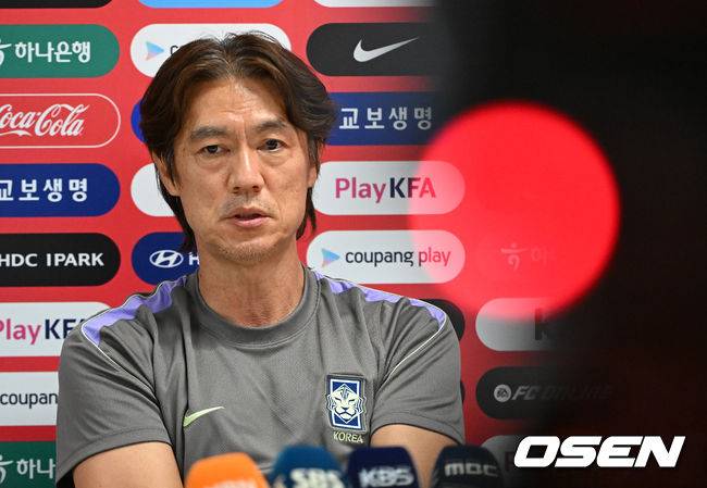 [OSEN=사포판(멕시코), 이대선 기자] 홍명보 감독이 이끄는 대한민국 축구국가대표팀이 26일(한국시각) 멕시코 과달라하라 인근 사포판의 치바스 베르데 바예에서 훈련을 진행했다.대한민국은 1승 2패(승점 3)로 조 3위에 머물렀다. 자력으로 32강에 오를 기회를 놓쳤고, 이제는 다른 조 경기 결과를 기다려야 하는 처지가 됐다.훈련에 앞서 대한민국 홍명보 감독이 인터뷰를 하고 있다. 2026.06.26 /sunday@osen.co.kr