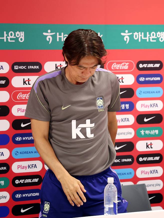 홍명보 축구 국가대표팀 감독이 25일(현지 시간) 멕시코 과달라하라 인근 사포판에 위치한 베이스캠프 훈련장 치바스 바예 베르데에서 회복 훈련 전 기자회견을 마치고 이동하고 있다. 대표팀은 전날 남아프리카공화국과의 월드컵 조별리그 3차전에서 0-1으로 패배했다. 뉴시스