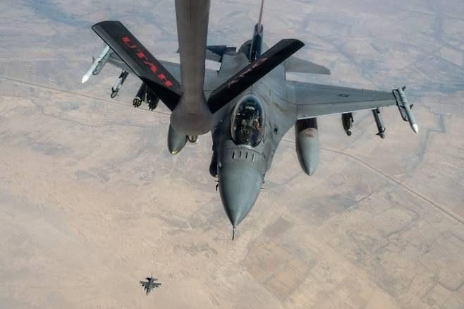 미 중부사령부(CENTCOM)는 26일(현지시간) F-16 전투기들이 중동 상공에서 초계비행을 수행하고 있다고 밝혔다. 사령부는 미군이 중동 전역에서 전력을 유지한 채 경계태세를 이어가고 있다고 설명했다. 2026.6.26 미 중부사령부 엑스