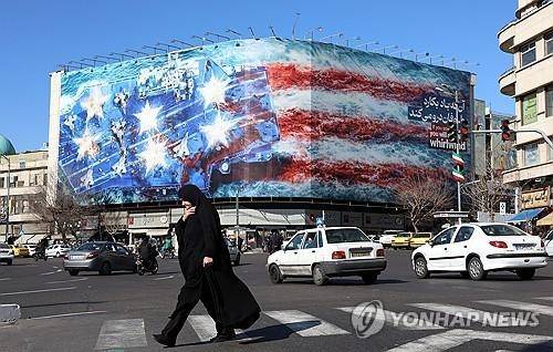지난 1월 31일(현지시간) 이란 수도 테헤란의 거대한 반미 광고판 근처를 한 여성이 지나가고 있다. / EPA연합뉴스 자료사진