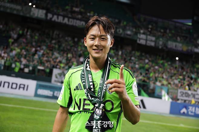 승리 포즈를 취하고 있는 이승우(전북 현대). 경향신문 자료사진