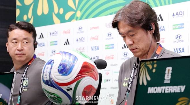 2026 북중미월드컵에 출전한 대한민국 축구 국가대표팀이 남아공전을 하루 앞둔 23일 멕시코 몬테레이 에스타디오 BBVA에서 공식 기자회견을 열었다.  홍명보 감독이 기자들의 질문을 경청하고 있다 /사진=김진경 대기자