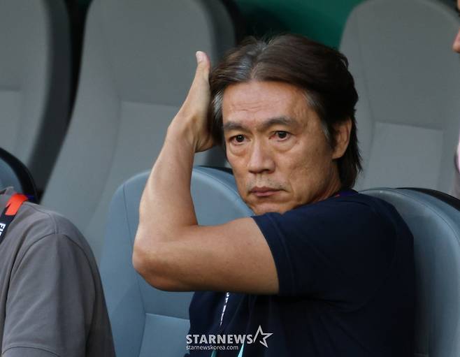 2026 북중미월드컵 A조 3차예선 대한민국 대 남아공 경기가 25일(한국시간) 멕시코 몬테레이 에스타디오 BBVA에서 열렸다.  홍명보 감독이 상념에 잠긴 채 그라운드를 응시하고 있다. /사진=김진경 대기자