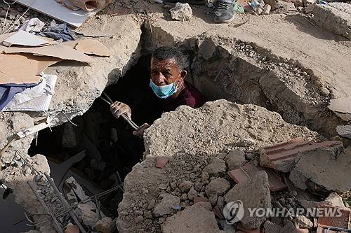 망치들고 구조작업 [AP=연합뉴스]