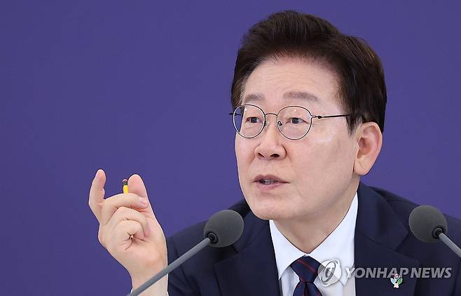 발언하는 이재명 대통령 (서울=연합뉴스) 한상균 기자 = 이재명 대통령이 26일 청와대에서 열린 '미래신안보 혁신기업 육성전략' 회의에서 발언하고 있다. 2026.6.26 [청와대통신사진기자단] xyz@yna.co.kr