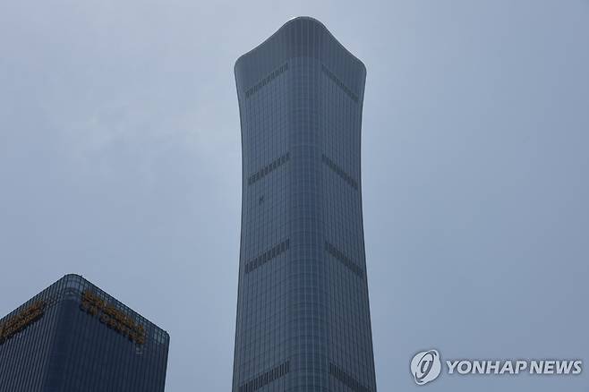 경비행기가 충돌한 중국 최고층 빌딩 시틱타워 [EPA=연합뉴스. 재판매 및 DB 금지]