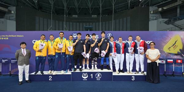 27일 열린 ‘2026 CMAS 제24회 세계핀수영선수권대회’ 표면 계영 200ｍ에 아시아신기록을 세운 한국 선수단. 2026.6.27 /대한수중핀수영협회 제공