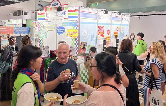 한강라면을 직접 체험하고 있는 프랑스 소비자들.