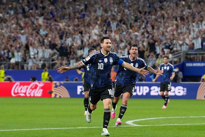 28일(한국시간) 열린 '2026 북중미 월드컵' 아르헨티나와 요르단의 경기서 골을 넣은 메시가 세리모니를 하고 있다. /AP=연합뉴스